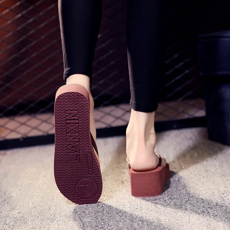 Women's summer sandals with platform, wedge design and flip-flop style.