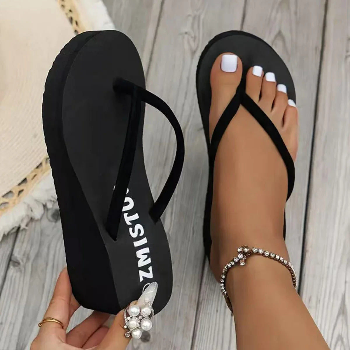 Women's summer sandals with platform, wedge design and flip-flop style.