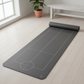 Halkfri yogamatta med positionslinjer på skandinaviskt trägolv